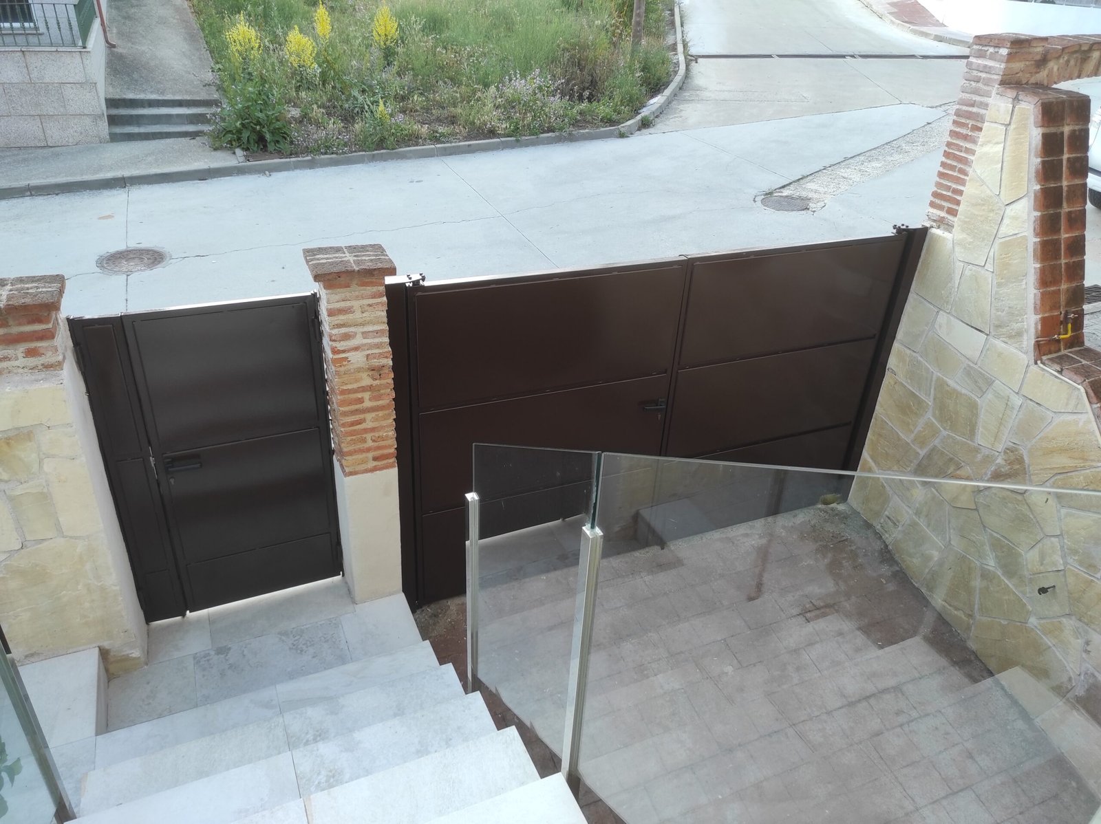 Esmaltado y lacado de puertas metálicas en exterior (1)